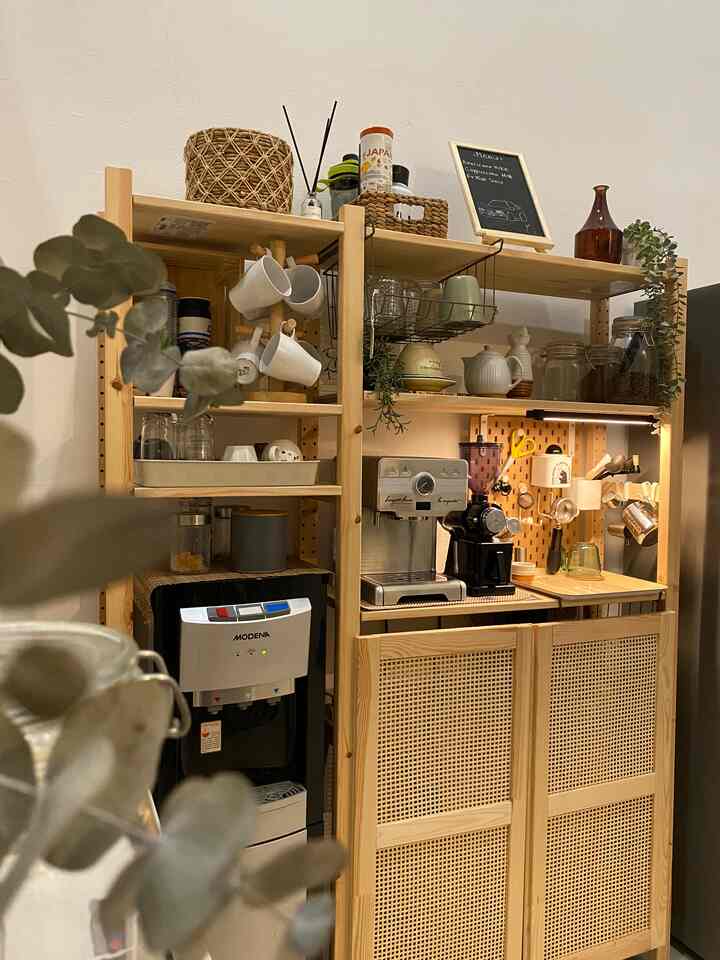 Berawal dari hobi jajan kopi diluar, 
Sampe akhirnya memutuskan untuk memanfaatkan space kosong sebagai “coffee corner” dirumah. 

#coffecorner
#inspirasicoffeecorner
#lemarikayu 
#organisasipenyimpanan 
#inspirasispotkopi
#kopi 