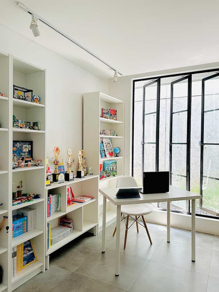 • Home Office •
Ini adalah salah satu ruangan di RFL House yang paling sering digunakan. Karena fungsinya adalah sebagai home office, panel warna pada ruangan ini juga sengaja kami buat senetral mungkin dan lebih didominasi oleh furniture warna putih. Kami sengaja menggunakan furniture serba putih dengan tujuan menjadikan warna-warna dari berbagai cover buku dan koleksi lego di ruangan ini dapat terlihat lebih mencolok dan membuat ruangan ini menjadi lebih berwarna.
Semoga menginspirasi 😁🙏🏻

#bringcolorstomyhome #homecolorpalette #homecolordesign #homeoffice #homeofficedesign #homeofficeinspiration #ruangkerja #inspirasiruangkerja