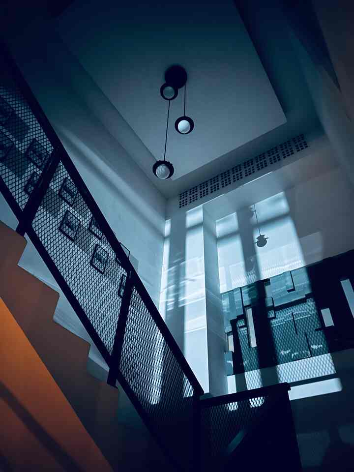 Lagi masalah sama pln tapi area tangga jadi super cantik dapet penerangan dari belakang rumah #scandinavian #industrial #boemisaturnus #bandung #stairs #lampugantung