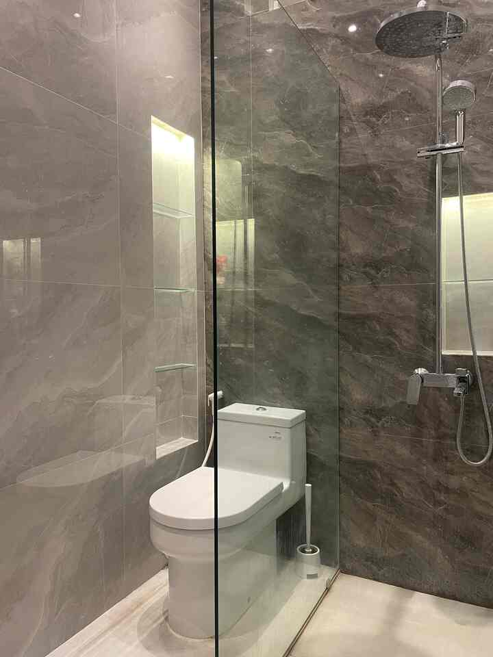 Hai, kamar mandi dalam dikamar tidur walau mini tapi cukup memadai, untuk area wastafel dan tempat baju kotor dikamar aku bikin terpisah berada di luar kamar tidur dan kamar mandi, sekaligus aku bikin area untuk wudhlu, dibuat terpisah supaya ketika ingin wudhlu atau gosok gigi tidak perlu masuk ke kamar mandi. Untuk wastafel aku pakai cermin bulat list kayu dengan tambahan led strip yang sudah dipersiapkan terlebih dahulu saat renov. 

#bathroom #kamarmandi #tropicalhouse #rumahminimalis #idekamarmandi #homeinspo 