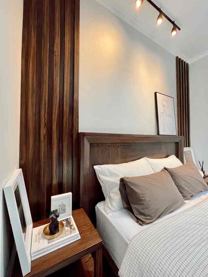 Tempat tidur merupakan salah satu furniture esensial yang ada di dalam rumah dan yang paling jadi favorit saya. Selain menunjang waktu istirahat, tempat tidur juga dapat menjadi elemen dekorasi yang membantu meningkatkan estetika. 

Karena merupakan furniture esensial, baik dipan maupun headbed tidak menggunakan finishing HPL akan tetapi menggunakan finishing veneer kayu white oak untuk mendapatkan sifat alami yang natural dari material kayu. Veneer kayu white oak ini saya pilih karena motif nya yang berbeda-beda sehingga tampilannya begitu natural. Ditambah dengan penerangan lampu sorot warna warm-white ke arah headbed menambah kesan mewah furniture ini. 

#aestheticroom
#aesthetichomedecor
#homestyling
#masterbedroom
#warmcolor
#personalizedfurniture
#moderncontemporary