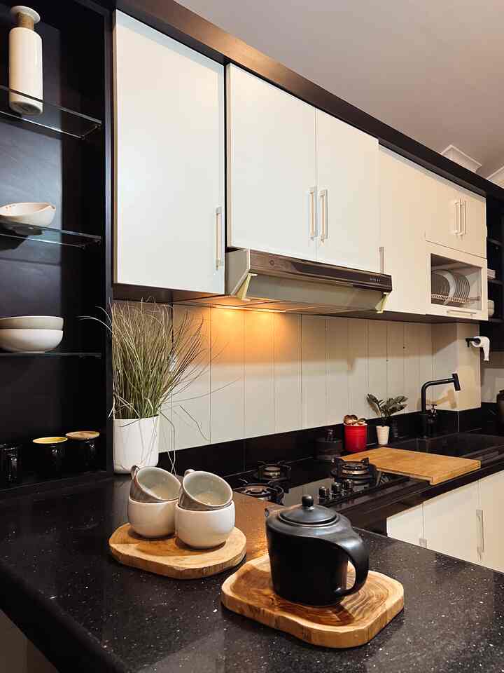 Fiddling with Knick-Knacks in the Kitchen.

This is one way to change the appearance of the kitchen. My kitchen set has never been changed since it was built in 2012, only the sink used to be white and was replaced with black because it had turned yellow.
Sometimes you get bored? You definitely feel bored with the appearance and color. But I always try to create a beautiful, clean, comfortable kitchen atmosphere, so it's a place that the family likes. And low budget of course.

My tricks to change the appearance of low-budget kitchen decoration:

👉Decorate the kitchen with holiday themes, Halloween, winter, independence day and others.
👉Add wooden elements such as Ikea bamboo cutting boards, oval teak wood plates and DIY wooden shelves.
👉replacing vases, artificial flowers, mugs, candle holders and others with old collections, if needed I buy new ones with a budget of under 1 million.

This time I added an Ikea bar table for 799 thousand, the size is just right in my kitchen as an additional table for coffee. Informa bar chairs have been around for a long time. So they are more functional with a suitable table. I added Acehardware, Ikea artificial plants so that the cafe atmosphere is present. this kitchen. #lowbudgetkitchen #kitchen

#lowbudgetkitchen
#kitchen
#lowbudgetkitcheninspiration
#lowbudgetkitchenmakeover
#kitchenanddining
#homeinspiration
#kitchendecor
#midcenturymodern