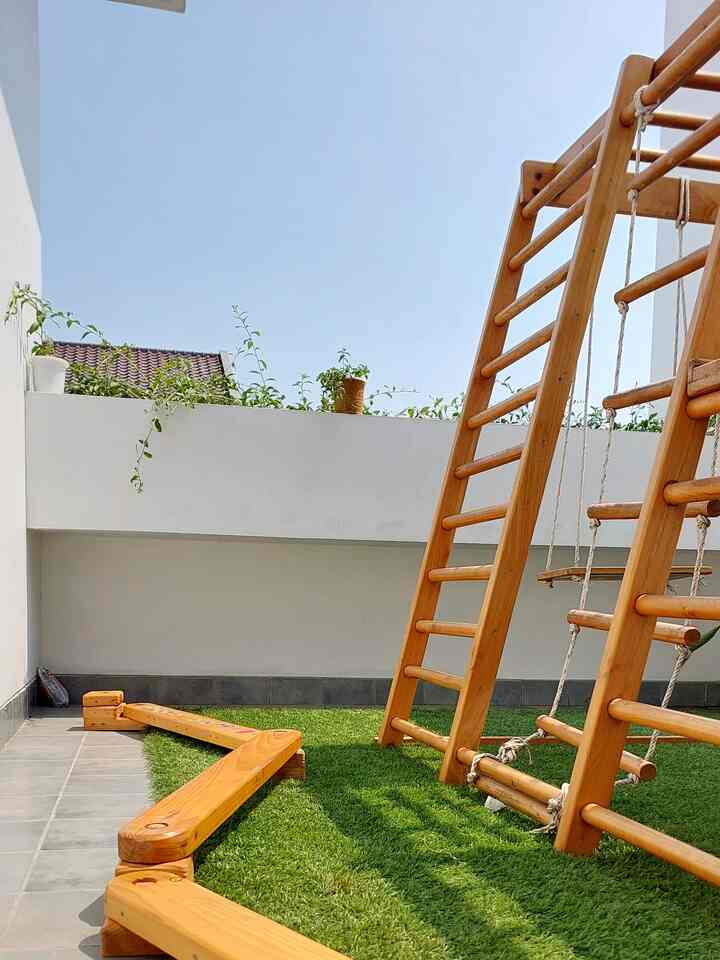 Bergerak merupakan kegiatan fundamental untuk anak usia dini. Untuk mendukung tumbuh kembang anak, kami menyiapkan satu area bermain outdoor. Area ini adalah balkon lantai2.

Kami meletakkan brakiasi dan papan keseimbangan. Supaya lebih nyaman, kami memberi alas rumput sintetis.

Brakiasi ini terbuat dari kayu jati dengan kualitas yang baik, sehingga meskipun sudah berusia 2 tahun dan terekspos dengan panas dan hujan secara langsung, brakiasi ini masih bagus dan kokoh.

Area ini terpapar sinar matahari secara langsung mulai jam 8 sampai kira2 jam 1 siang.

Anak ku biasanya main disini jam 9 sambil menikmati matahari pagi yang sehat.

#DekorasiKamarAnak  #Dekorasiareabermain
#InspirasiKamarAnak #Inspirasiareabermain 
 #KidsRoomStyling  #Stylingareabermain