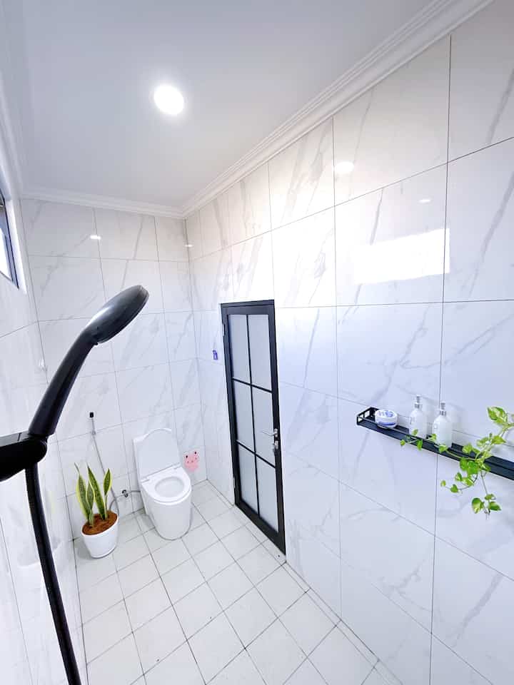 Kamar Mandi 3x1,5
Kamar mandi besar dirumah ini.
Hampir semua kebutuhan dikamar mandi kami beli secara online.
Toilet duduk, shower, rak sabun dan botol sabun
Pemilihan warna putih pada dinding dan lantai kami pilih warna putih agar terlihat bersih dan luas
Tp pada perjalanannya lantai kamar mandi sedikit menguning.
kami ingin makeover lantai menjadi abu abu muda.

#kamarmandi #bathroom #kamarmandiputih #dekorasikamarmandi #rekomendasishower #toilet #closetduduk