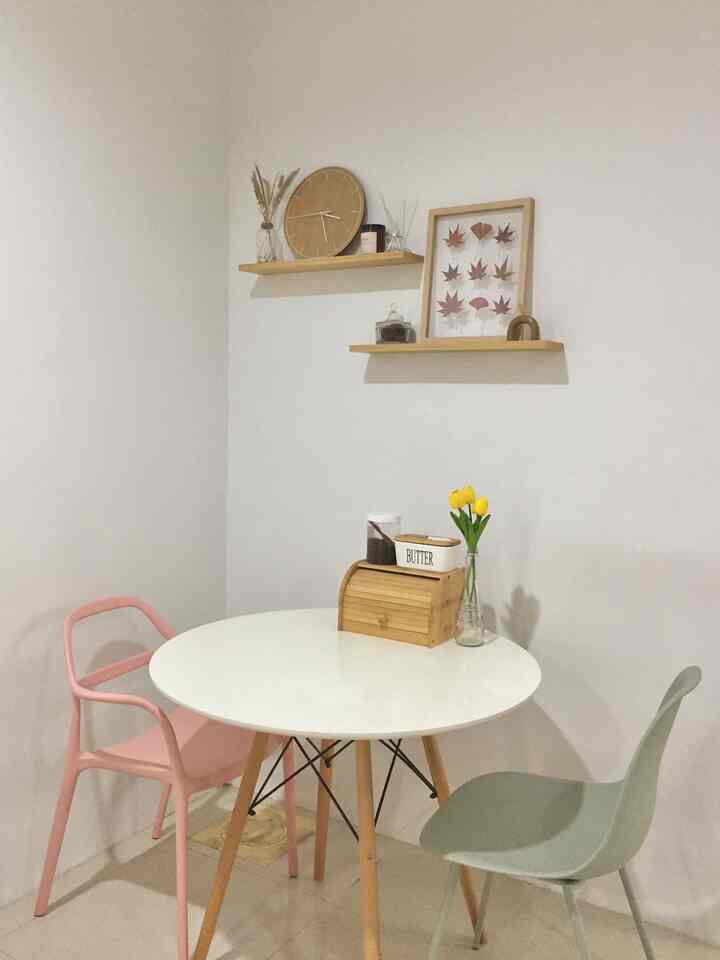 Area yg aslinya berantakan banget karena jadi salah satu tempat yg paling sering “dihuni”. Kayaknya mejanya bisa kosong kayak gini cuma sekali seminggu😂

Aku pake kursi berbeda karena waktu itu gak sengaja lihat display ruangan di Informa yg pake furniture nyampur kayak gini dan terlihat cute. Akhirnya nyoba aplikasiin di rumah walaupun jadinya jauh banget dengan yg di Informa😂

#diningroomstyling #diningroomdecor #diningroommakeover #diningroom #homedecor #minimalist