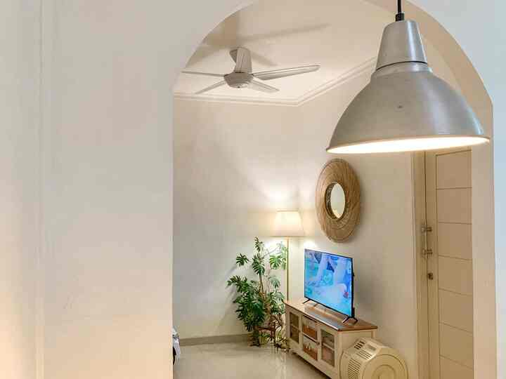 Open concept kitchen, dining and living room for small house

Sedikit tips dari saya untuk rumah yang sempit adalah membuat area dapur, ruang makan dan ruang tamu menjadi satu agar terlihat luas. Sedikit arch pada dinding separator bisa memberi kesan estetik. Saya menggunakan beberapa lampu kuning agar nuansa malam terasa lebih warm. Semoga menginspirasi..

#openconceptplan #openfloor #designminimalist #rumahcluster #diningroom #livingroom