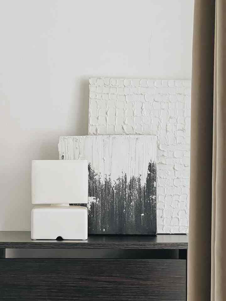 Selamat Malam Tetangga O House! 

Hari ini mau bahas soal barang dekorasi yang sifatnya #diy atau bikin sendiri. Kenapa bikin sendiri? Karena kami suka, tp bukan berarti kamu gak beli barang furniture/dakorasinya ya ☺️

Hanya saja beberapa barang dekorasi tersebut dari hasil modifikasi kami biar secara style tidak berbeda dgn Japandi. #japandi #doityourself #diy #homestyling #homestagram #barangdekorasirumah 