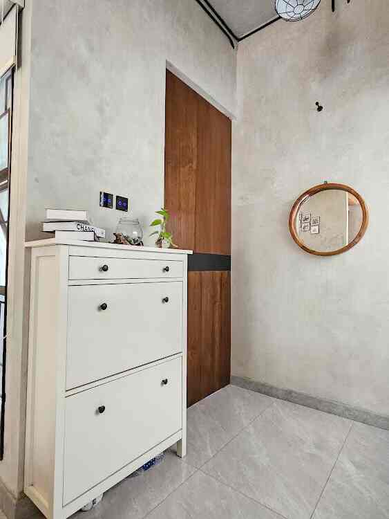 Foyer area
Ini adalah tempat transit sebelum keluar masuk dari rumah, walaupun dengan ukuran minimalis, cukup untuk sekedar berkaca sebelum keluar rumah
Tidak banyak furnitur di area ini, hanya rak sepatu & barang dekoratif diatasnya
Rak sepatu didapat dr toko furniture, sedangkan barang dekoratif didapat secara online dengan budget yg terbatas
Tips styling ruangan agar terlihat fancy dgn low budget, sesuaikan dengan ruangan & banyakin referensi, bs dari pinterest atau youtube

Semoga menginspirasi

#fancybudgetminim #loweffortfancy #spilldecorlowbudget #industrial #foyer #inspirasifoyer #foyerdesign