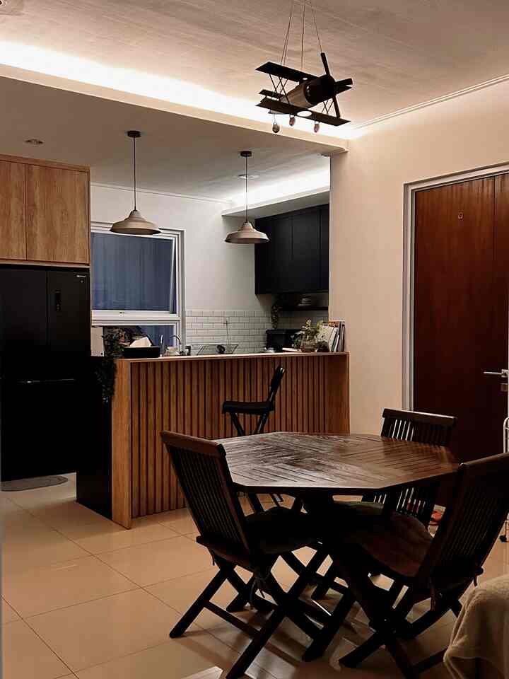 Kitchen and diningroom night vibes 💫
#boemisaturnus #inspirasidapur #kitchenanddining #industrial #nightvibes