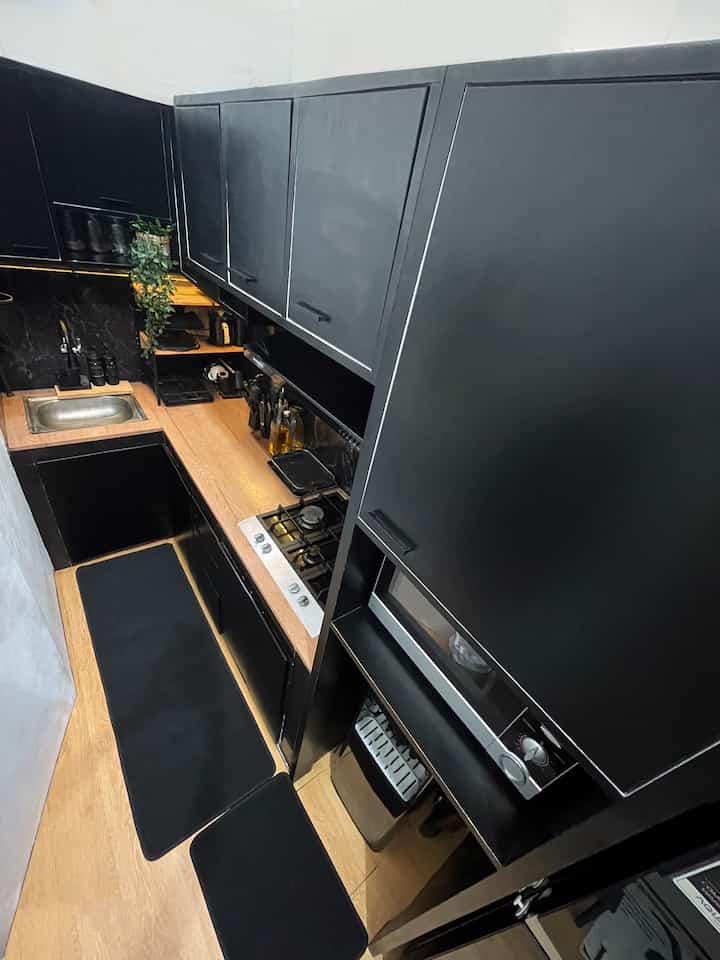 Masih dari Dapur Mamba, 
Focal point dari dapur ini adalah Kitchen Kabinetnya yang full warna hitam, dan memanjang seukuran area dapur. 

Kebetulan kami memilih semua gadget dapur warna hitam agar senada dan tidak “warna-warni”

Wishlist selanjutnya dari dapur kami yaitu ganti sink dan backsplash dengan warna yang lebih terang.

Semoga menginspirasi 🖤🤍🤎

#kitchenstyling #kitchendecorideas #kitchenmakeover #customkitchenset #kitcheninspo #kitcheninspiration #dapurmamba #dapurganteng #dapurmodern 
#dapurminimalis #inspirasidapur #homedecor #homeinspo #dapur 