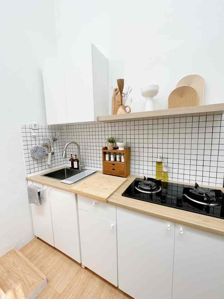 Dapur mungil mengusung konsep japandi jadi indentitas khas akun @ruma.hacc
Dapur ini kami beli jadi di ikea, kenapa memilih untuk beli jadi tanpa costum? Tentu saja karena budget hehe
Dan menurut kami desain kitchen set ini cocok sekali dengan tema rumah ki yang ceritanya ala japandi walo belum 100% hehe

#myhomejourney #ceritarumahku #myfavoriteroom #alajapandi #japandistyle #inspirasidapur #dapurmungil #kitchen 