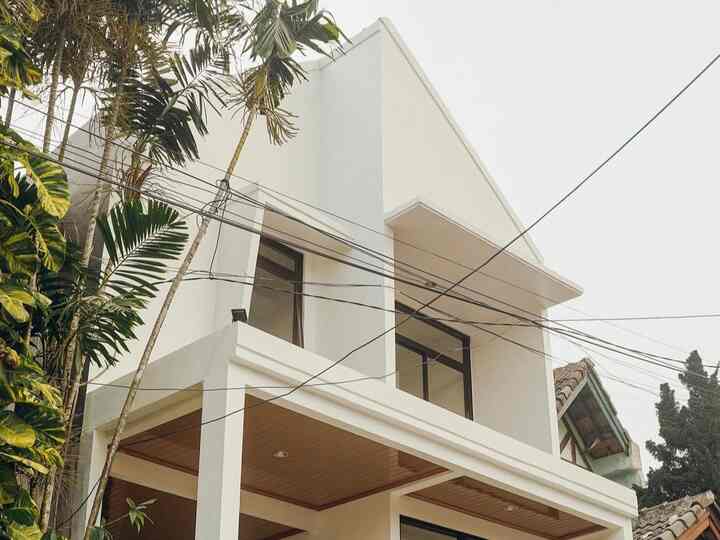 Before - after ComingHomey🏡

Sebelum menentukan membeli rumah di sini, kita sudah survey ke beberapa lokasi namun ternyata belum ada yang cocok dari segi harga dan lokasi. Tapi ternyata pada tahun 2020 saat pandemi awal, tetangga orang tua kita menawarkan rumahnya dijual dengan harga yang terbilang cukup murah, sehingga kita tertarik dan sepakat untuk membelinya diakhir tahun 2020. 

Keadaan rumahnya saat itu cukup parah, harus banyak renovasi bahkan sampai 90%. Namun menurut perhitungan kita, dengan harga jual dan biaya renovasi, harga tersebut masih lebih terjangkau untuk kita dibandingkan harus membeli rumah di cluster baru. Kebetulan kita memang sudah cocok dengan komplek perumahannya dan sudah nyaman dengan lingkungan sekitarnya, jadi menurut kita satat itu adalah keputusan yang tepat untuk membeli rumah di komplek ini dengan harga yang sangat bersahabat. 

Rumah buat kita bukan hanya tempat tinggal, tapi lebih dari itu. Rumah adalah tempat kita bertumbuh dan bertambah, belajar banyak hal dan tempat untuk menjadi diri sendiri. Semoga kelak rumah ini selalu dipenuhi keberkahan, aamiin💝

#MyHomeStory #MyHomeJourney #Homesweethome #midcenturymodern #90sqm #mowilex