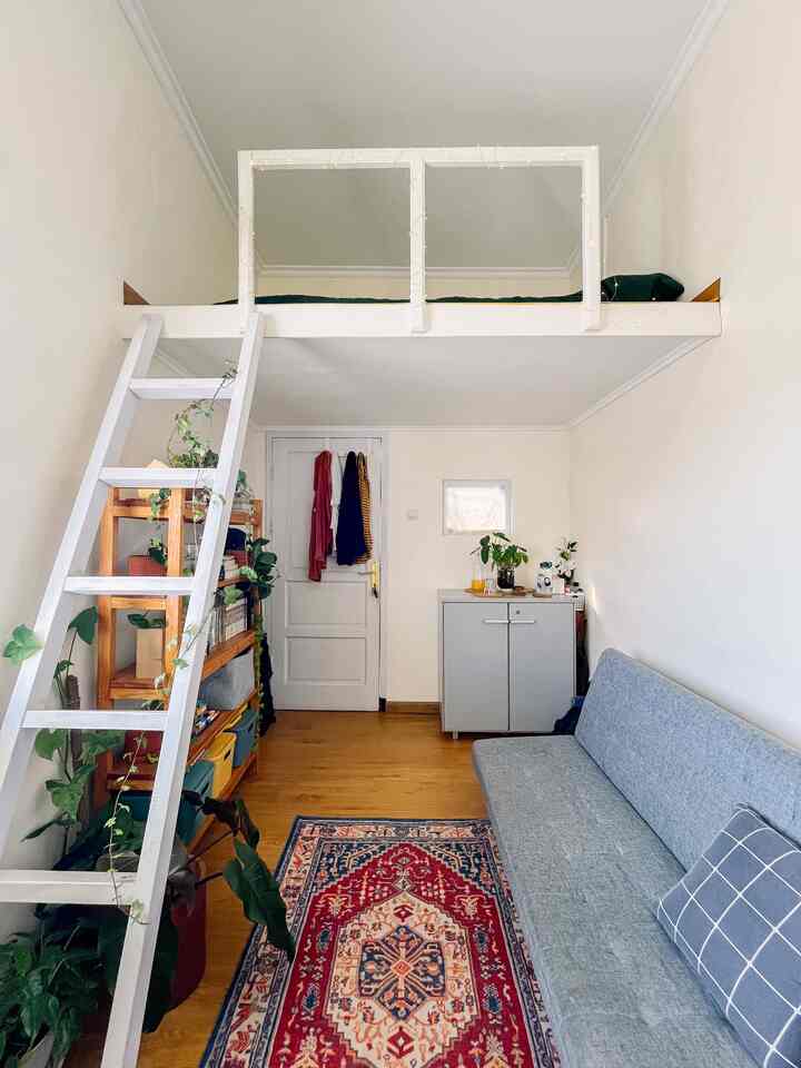 Konsep, referensi dan style interior menjadi hal yang penting bagi #philodechamber, 
Dalam semua proses kreatifnya saya hanya menggunakan referensi interior dari berbagai media sosial, dan menggabungkan semuanya dalam satu ruangan ini.

Inspirasi seperti menggunakan konsep mezzanine agar memaksimalkan ruang kecil.
Menyandingkan banyak tanaman dengan meja kerja. Dan lain sebagainya, 
semua diterapkan dan dikomunikasikan secara detail kepada jasa tukang bangunan, entah itu soal material yang digunakan, ukuran furniture, tinggi bangunan dan sebagainya. 

Jadi dengan adanya seperti itu, tidak menutup kemungkinan bila tidak memakai jasa profesional interior kitapun dapat mencapai apa yang kita inginkan dengan cara sendiri.

#rumahtanpaarsitek 
#selfinterior 
#DIY 
#mezzanine
#urbanjungle