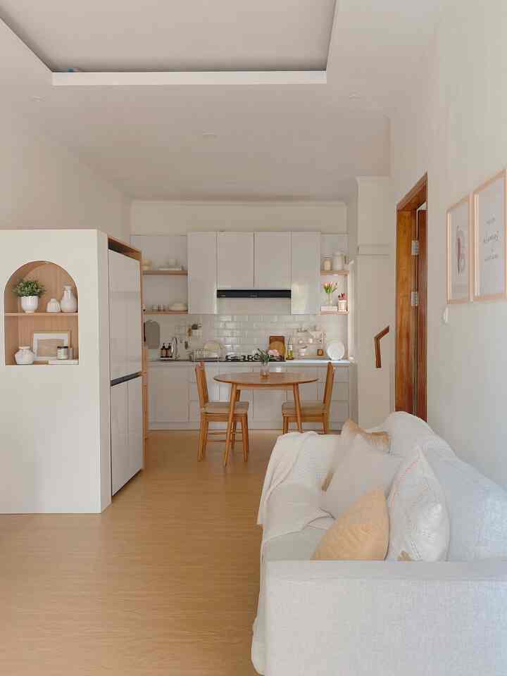 Aku dan suami pertama kali tau rumah developer ini dari seorang teman. Kebetulan, ada satu kavling yang masih bisa ditempati. Akhirnya kami pilih lah di sini.

Yang membuat kami mantap memilih rumah ini adalah lingkungannya asri dan sejuk. Tetangga kanan kiri rumah kami pun sangat baik.

Yang berubah dari awal kami tempati adalah furniture ya utamanya, karena awal-awal menempati rumah masih seadanya. Lalu kami percantik dengan vinyl, penambahan custom furniture, dan lain lain

Hunian ideal menurut kami adalah rumah yang nyaman, di mana kita bisa menjadi diri sendiri dan juga banyak bukaan sinar dan udara.

#MyHomeStory #MyHomeJourney #homesweethome #homedecoration #japandi #korean #rumahdeveloper #bandung