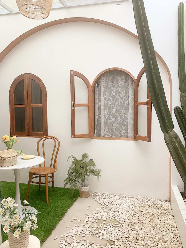 
Taman ini merupakan taman indoor bedekatan dg kamar dan area dinning room. Sempet bingung mau dibikin seperti apa karena gak terlalu luas. Akhirnya beberapa referensi yg aku dapat dari beberapa artikel akhirnya dibuat lah arhc gede dengan 2 buah jendela bentuk arch juga.. jadi arch ini disesuaikan dengan lebar dinding yang ada begitupun juga jemdela nya, menyesuaikan ya.. semoga menginspirasi
#japandi
#scandinavian
#rumahcluster
#rumahdeveloper
#pontianak
#rumahmungil