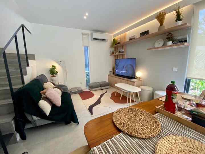 
Most of us like change, right?
One of the things you can do to your room to change the atmosphere to make it more 'changed' and fresh is to replace the carpet. In this family room, the feel of the room can immediately change when I replace the carpet with a bohemian style. In the first photo using a minimalist carpet, the feel feels clean and beautiful. In the second and third photos, if I wanted a warm feel, I replaced it with a bohemian carpet. No need to bother changing the entire interior, my mainstay is replacing the carpet and Voila, the room is like new again.
.
#japandi #roomdecorinspo #aesthetichomedecor #rumahcluster #depok #limo #cinere #rumahmungil #decorlowbudget #airbnb #yvehabitat