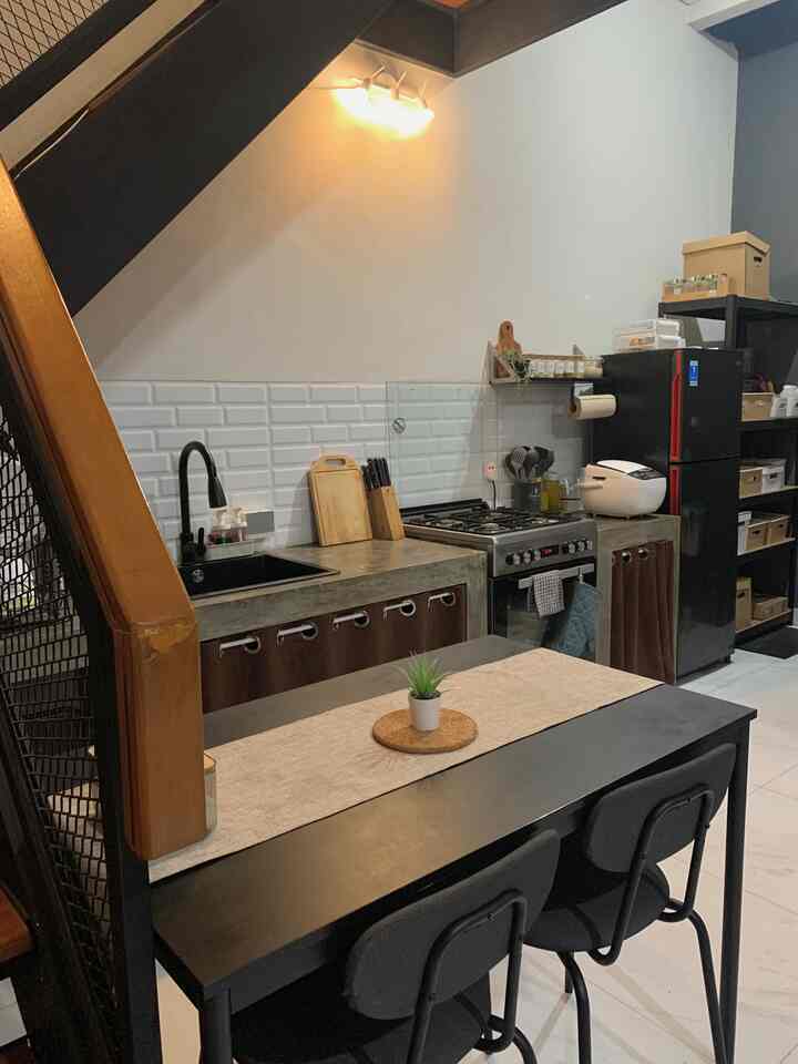 Night mode di dapur industrial segaris.
Sederhana tapi kami penghuni rumah selalu suka suasananya🫶🏻

#industrialkitchen #industrial #rumahdeveloper #tangsel #kitcheninspiration 