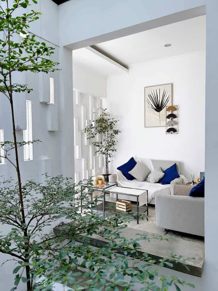 Ini salah satu ruangan ikonik dari #boemisaturnus konsep living room yg semi outdoor dan pemilihan dekorasi ala #scandinavian bikin suasana makin nyaman untuk bersantai #RuangTamuAesthetic #RuangTamuCantik #MakeOverRuangTamu #Bandung