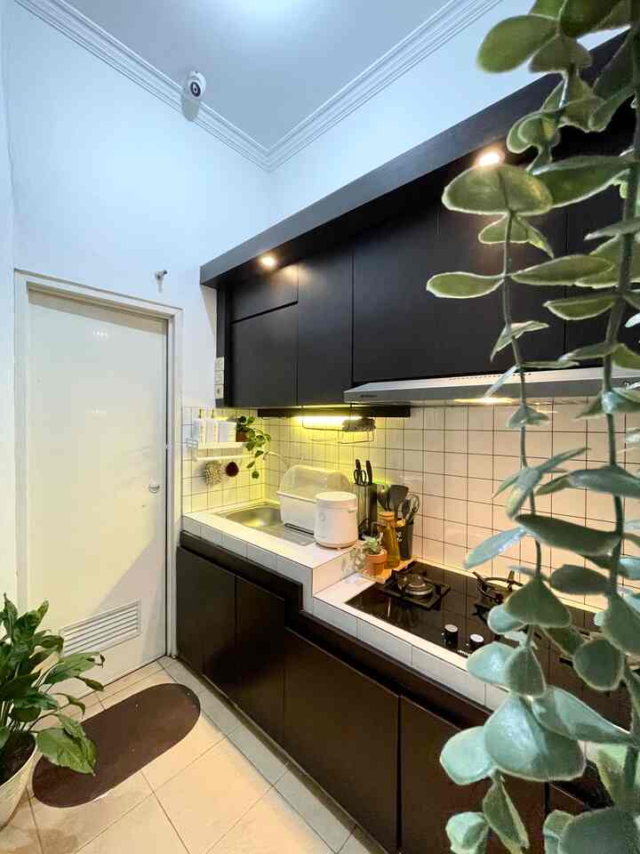Minimalist Kitchen ✨

Dapur ini bisa dikatakan dapur aktif karena tiap hari digunakan kegiatan masak memasak. Makeover dapur bawaan developer low budget yaitu mengganti backsplash dapur menggunakan wallpaper vinyl. Alasan menggunakan wallpaper vinyl selain low budget yaitu mudah dilepas tanpa meninggalkan bekas jika ingin mengganti suasana dapur. Kami tidak merombak coran meja dapur hanya saja menambahkan kitchen set dapur untuk menghemat budget. Dapur segaris ini juga minim dekorasi agar terlihat lega.

#LowBudgetKitchen 
#LowBudgetMakeOver
#LowBudgetKitchenInspiration
#MiniKitchen
