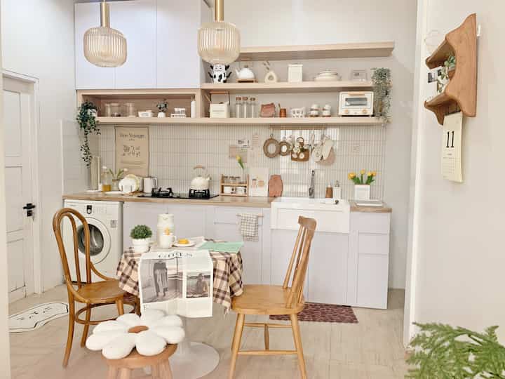 Ig: @rumah_fish
Saat weekend aku selalu menghabiskan waktu dirumah, entah itu bercerita di meja makan ini sambil menikmati hidangan berdua.. dan memang sengaja dinning room ini ak tata dengan meja bulat dan 2 kursi agar berasa lebih nyaman seperti layaknya di kafe kafe... kursi kursi jati ini selalu menjadi hal yg samgat penting bagi ku dalam hal dekorasi.. sedikit tips dari saya jika memang ingin mengubah area dinning room sebaikanya sesuaikan dengan tone rumah ya dan yg pasti tetap dengan warna yg senada. Semoga bermanfaat ya 🤎🤎

#KitchenRoomDecor
#DiningRoomDecor 
#KitchenIdeas
#DiningRoomIdeas
#KitchenInspiration
#DiningRoomInspiration
