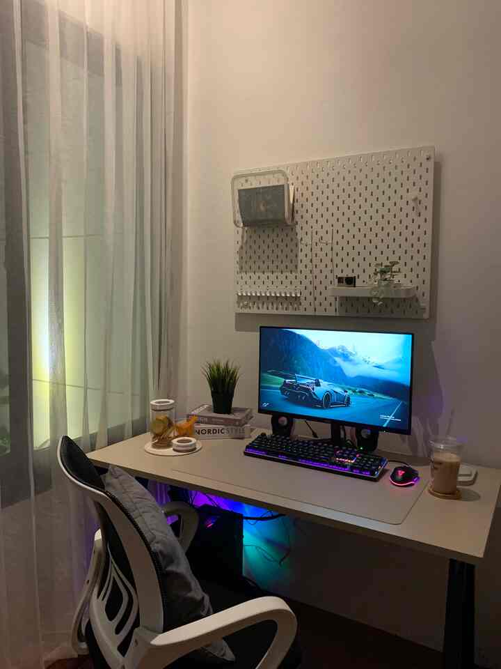 Suka bingung kalau mau nonton di pc tuh enaknya mode lampu tidur atau lampu terang sempurna, 🧐

#rumah #mejakerja #ruangkerja #minimalis #modemalam #pojokkerja #rumahku #rumahminimalis