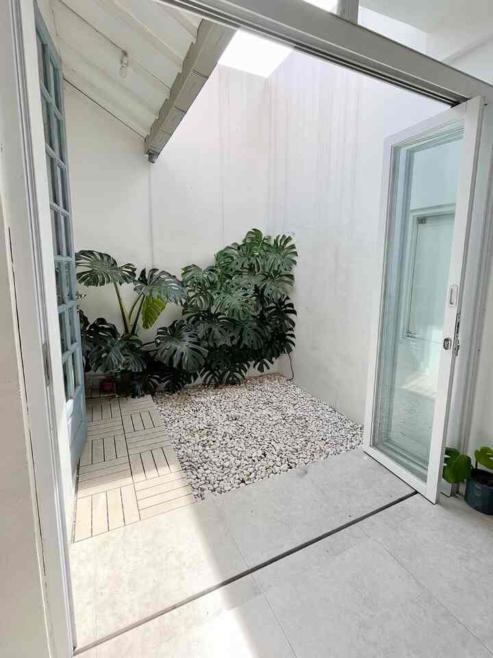 Taman Kering Mini Dalam Rumah.
Untuk area taman kering dalam rumah ini. Kita memilih material yang simple. Salah satunya menggunakan deck dari IKEA. Namanya Runnen. Ada beberapa pilihan warna. Sistem pemasangannya di click. Aman terkena air hujan dan panas matahari. Bersihinnya juga gampang.
Dan untuk sisi 1 nya pake keramik merk essenza kode landmark grey matte 60x60.
Bagian tanah. Kita tabur batu koral warna milky white. Sekarung kecil harganya 30-35rb. Gimana menurut temen” taman mini ini? Cantik ga? 🥰 #idedekorasi #tamankering #tamanberanda #dekorasirumah #tamandirumah #ohousehomedecor #inspirasirumah