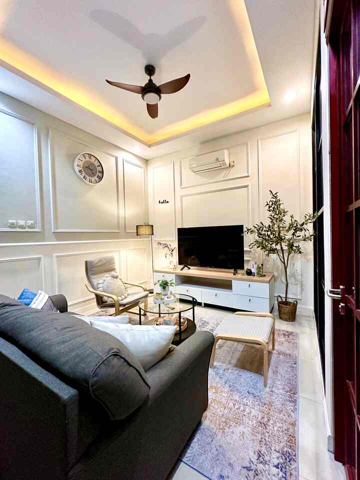 Ruang keluarga yang kini merangkap sebagai ruang tamu, karena semenjak pandemi covid 19 jarang banget kedatangan tamu, paling hanya keluarga dan kerabat dekat.

#RuangTamuAesthetic
#RuangTamuCantik
#MakeOverRuangTamu
#americanclassicvintage
#rumahcluster
#jakbar