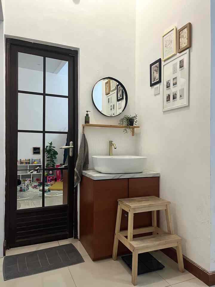 One of my fav corner in terrahauz. Tempat cuci tangan didepan kamar mandi tamu✨ foto ini diambil malam hari pas anak udah tidur dan aku mau beresin mainan anak (keliatan kan disebrang wastafel inituh tempat main anak yang berantakan😂)  

Di area ini cuman ada 1 lampu general. Nah kalo malam hari justru dari 1 area rumah, yang dinyalain cuman lampu ini aja , yang lain dimatiin. Rasanya area inituh memancarkan aura sparks joy ajaa gitu buat aku karena ada foto2 frame favorite juga kali ya✨

#nightvibe #lightingideas #lightinginspiration #rumahcluster #bandungtimur #decorlowbudget #rumahmungil #livewithkids