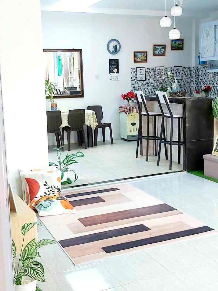 Membuat rumah nyaman.

Ini caraku di lovelyhouse membuat rumah dengan memastikan rumah rapi dan bersih. Barang yang menjadi kebutuhan mesti dipertimbangkan nuansa nya masuk ke elemen dekor seperti pemakaian karpet, lampu gantung dan bantal. Pasti terpakai kan ?. 

Selain nya sebagai tambahan dekorasi untuk pemanis seperti bunga artificial. Sengaja pakai artificial karena kami mau tetap rapi dan bersih, dan menghemat waktu dalam perawatan.

Semoga menginspirasi ya.

#homedecoration
#dekorasiruangan
#inspirasidekor
#openspace
#BTNOASS