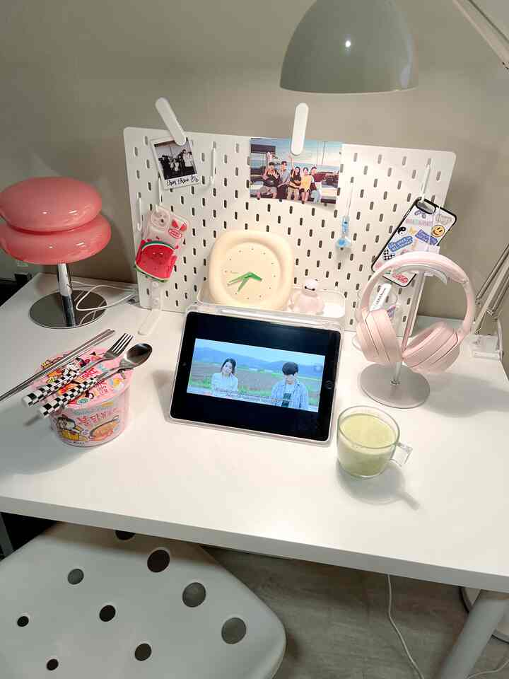 menikmati malam mingguku dengan mie dan matcha latte🍜🍵

#roomdecor #decorativeitems #pageboard #ikea #nightvibes #desk #mejabelajar #mejakerja