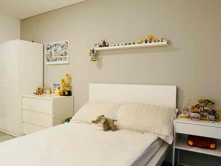Halo semua 😊
Ini adalah kamar anak di RFL House 😊
Masih bertema scandinavian house, pemilihan material & furniture untuk kamar anak di RFL house juga didominasi oleh warna-warna netral seperti putih & abu.
Dalam mendesign kamar anak juga, kami sengaja membuatnya senetral & seminimalis mungkin, agar kamar anak ini bisa dipergunakan dalam jangka waktu yang cukup panjang.
Untuk membuat kamar anak tetap rapi, kami juga menggunakan banyak cabinet & lemari, agar barang-barang anak dapat tertata dan tersimpan dengan rapi 😊
Nah disini aku akan spill beberapa furniture yang aku gunakan untuk mendekorasi kamar anak di RFL House yaa 😊 Semoga bermanfaat 😊

#dekorasikamaranak
#inspirasikamaranak
#kidsroomstyling
#kidsroom
#kidsbedroom
#bedroom
#kidsbedroominspiration
#scandinavianbedroom