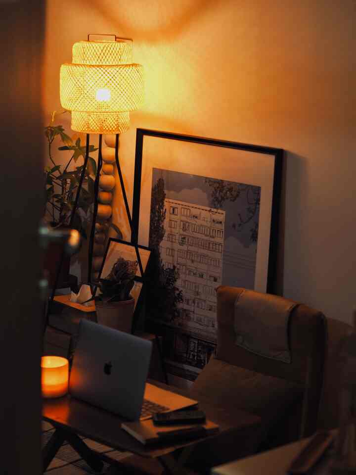 Suasana malam di livingroom yang merangkap ruang kerja 👨🏻‍💻 #livingroom 
#RuangTamuAesthetic
#RuangTamuCantik
#MakeOverRuangTamu #apartmentmakeover #apartmentdecor #tinyapartment #selasarapt #nightvibes #suasanamalam 
