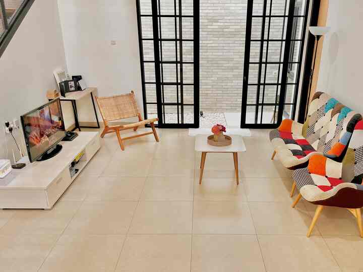 Living room ala kadarnya😁

Belum di dekor maksimal untuk living room ini, yang utama bagiku adalah ruangan terasa luas walau di lahan sempit. Open space menjadi jalan ninjaku agar living room terlihat luas karena masih ada anak kecil yang super aktif. 

Dari pintu utama langsung ke living room, tidak ada ruang tamu. Ya di rumah.alel tidak ada ruang tamu, karena setelah kami menempati rumah ini selama 9 tahun jarang sekali menerima  tamu formal. Jadi kami memutuskan untuk meniadakan ruang tamu saat akan renovasi rumah.

Furnitur yang dipakai masih menggunakan furnitur lama yang masih layak pakai. Sebagian aku membeli di toko furnitur seperti informa dan ikea juga beberapa item dekorasi aku dapatkan di ecommerce. 

#livingroomstyling
#livingroomdecor
#livingroommakeover
#informa
#ikea 
#openspacelivingroom
