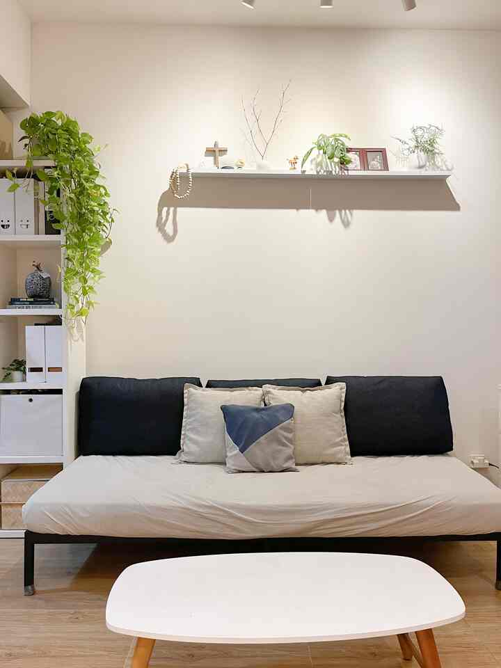 Masih di living room 🫶🏻 ruang keluarga ternyaman posisi bagian kiri.
Style rumah kami cenderung ke Japandi dan Minimalist, nah karena ituu segala sesuatu diruangan ini haruuusss kudu multifungsii..
Untuk itu lah kami memilih daybed sebagai pengganti sofa.. jadii yah ginii bisa diganti-ganti warna spreinya 🥰


#BTNOASeason4 #Cozylivingroom #Nyamannyadilivingroom #Kibouichi