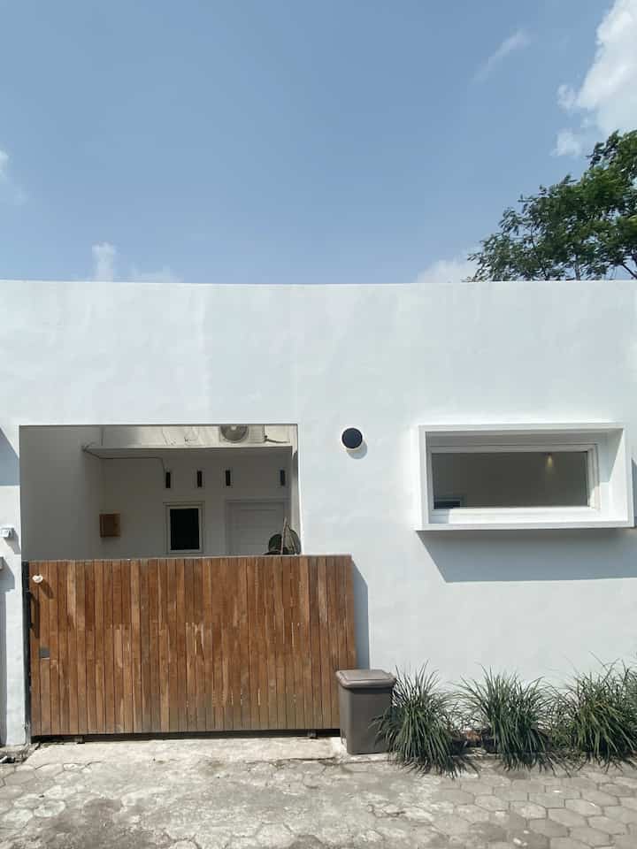 Minimalist home facade🏠
Untuk yang pertamakalinya setelah renovasi, fasad rumah ini muncul di oHouse. *ini Foto 6 bulan yang lalu setelah renovasi, jujur kami jarang sekali memfoto fasad rumah ini.✌🏻
-
Cukup sulit mencari ide untuk merenovasi rumah asli dari developer, jadi untuk menyiasatinya kami memilih design minimalist yang tidak banyak details. 
#DesignFasad #IdeFasad #InspirasiFasad #MinimalistFacade #minimalis 