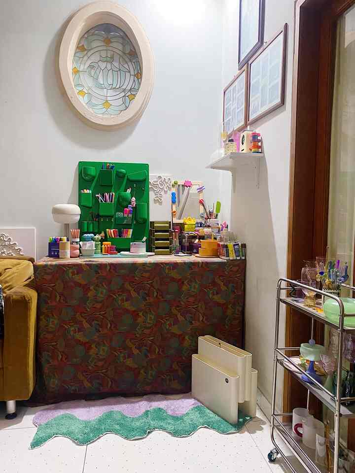 Sisi lain dari rumah aku, tempat DIY atau tempat dimana aku meluapkan mumet disaat kerja, disini tempat aku menbuat clay dan menggambar #DIYroom #homeoffice #aestheticroom #colors 