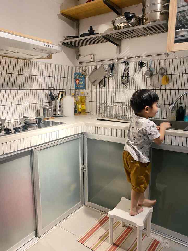 Rumah ideal buatku adalah dimana aku bisa menyediakan tempat yang nyaman dan aman buat keluargaku tinggal, terutama anakku. Rumah ini direnovasi ketika anakku baru lahir dengan tujuan agar ke depannya aku bisa menyediakan lingkungan rumah yang kondusif untuk anakku bermain dan belajar. Karena sebelum renovasi banyak bagian di rumahku yang sudah rusak dan lapuk karena dampak terendam banjir

#MyHomeStory #MyHomeJourney #HomeSweetHome #LivingWithKid #RumahJakbar #RumahSiagaBanjir #Minimalist