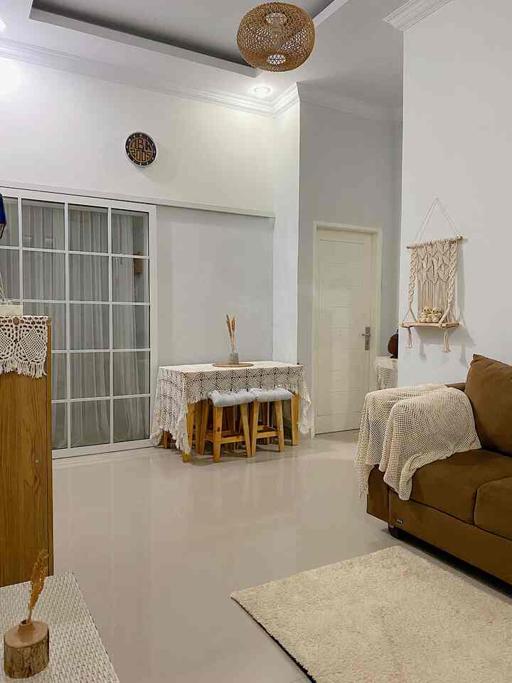 Rumah bawaan developer yg terbilang mungil, tapi tata letak tiap ruangannya yg paling buat aku “yes”. 

Rumah dengan luas bangunan 90m2, dengan panjang panjang 9m dan lebar 10m. 
Aku suka karna tidak terlalu besar, dan tidak ada lorong tersembunyi. setiap ruangan dapat terlihat dari sisi manapun. 

Terdapat sliding door diantara ruang tamu dengan kamar mandi dan laundry, tetapi sliding door ini hanya untuk pemanis ruangan. Untuk sehari-harinya lebih sering di buka lebar

Dekorasi sederhana di rumah mungil ini, hanya dengan furniture yang tidak menumpuk dan menggunakan warna - warna netral mungkin itu cara agar rumah terkesan lega hehe

Semoga menginspirasi ✨


#rumahmungil #tinyhouse #nevertoosmall #yositriaa #rumahdeveloper #90m2 #japandi #scandinavian #medan #decorlowbudget

