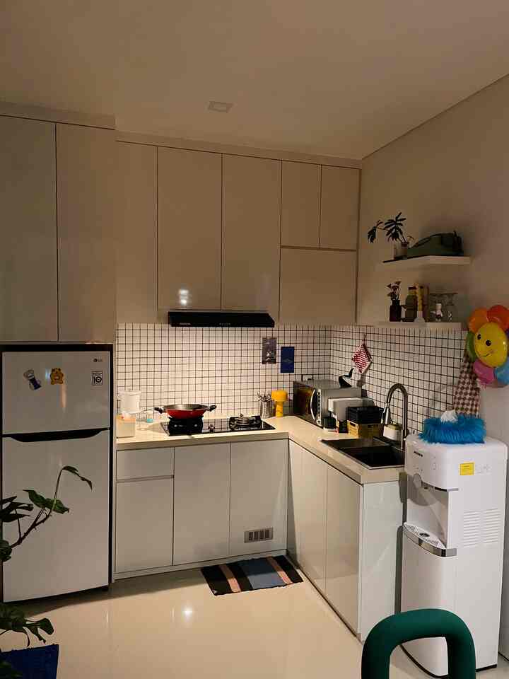 Suasana malam di dapur 🌃

Cukup menggunakan lampu berwarna warm white untuk menciptakan suasana dapur yang lebih hangat. 

Penggunaan ambalan dapat menjadi solusi untuk meletakkan item dekoratif sehingga membuat dapur menjadi lebih menarik

#KitchenRoomDecor
#KitchenIdeas 
#KitchenInspiration