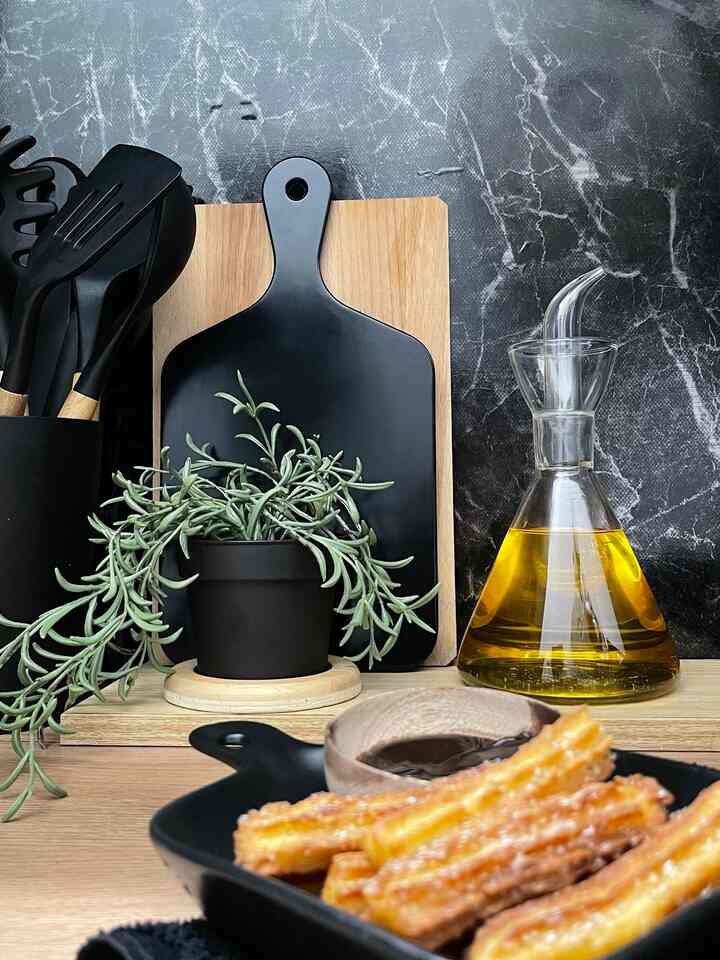 Kalau bicara soal makeover low budget, cocok banget sama dapur aku nih, karena backsplash granit hitam polos aku tempelin wall sticker motif marble biar lebih elegan, dan dipasang wallsticker pvc motif serat kayu untuk bagian top tablenya. 

Untuk item dekorasi sendiri tidak ada budget khusus atau besar, aku cuma beli yang sesuai karakter rumah aku dan kelihatan matching aja. Biasanya aku beli di IKEA atau e-commerce. yang penting warna hitam atau kekayuan 😆 semoga menginspirasi ✨

#lowbudgetkitchen #lowbudgetmakeover #lowbudgetkitchenmakeover #lowbudgetkitcheninspiration #dapurganteng #dapurmodern #dapurhansem #dapurmamba #dapurblackandwood #moderndarkinterior #kitchen #kitcheninspo #kitchendecor #blackkitchen #blackkitcheninspo #zarraawwrr #bandung