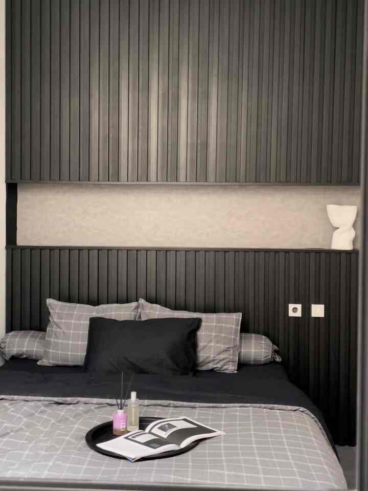 Membuat suasana monochrome di kamar ternyata bisa terkesan warm dan nggak menyeramkan. What do you think guys?✨

#dumapanel #kertasive #monochromebedroom #bedroominspiration #monochromedesign #nordhois