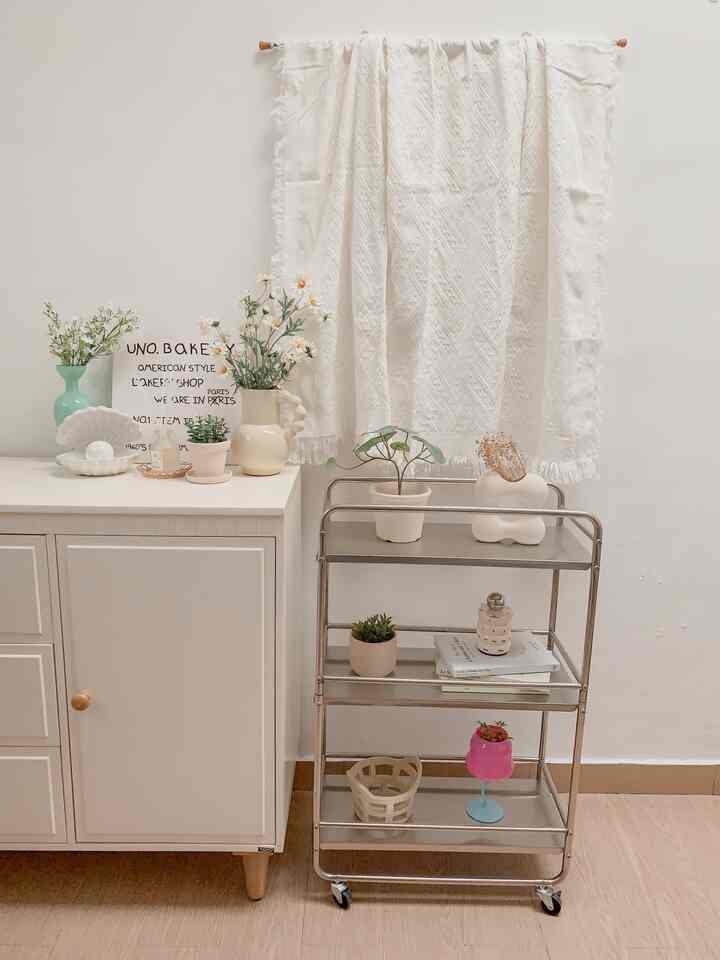 Habis dekor ulang bagian ini biar terlihat fancy nan aesthetic 😆😆 agar ruangan terlihat fancy nan aesthetic sebenernya kalian ga perlu beli barang - barang mahal kok. Seperti vase bunga ivory itu terlihat fancy tp sebenernya harganya hanya 100k saja. Dan untuk curtain pun itu saya hanya membeli taplak meja yang dimodif gantung seperti dijadikan curtain 🤭

#fancybudgetminim #loweffortfancy #spilldecorlowbudget #koreanroom #ministudio #room #koreanroom #studio 
