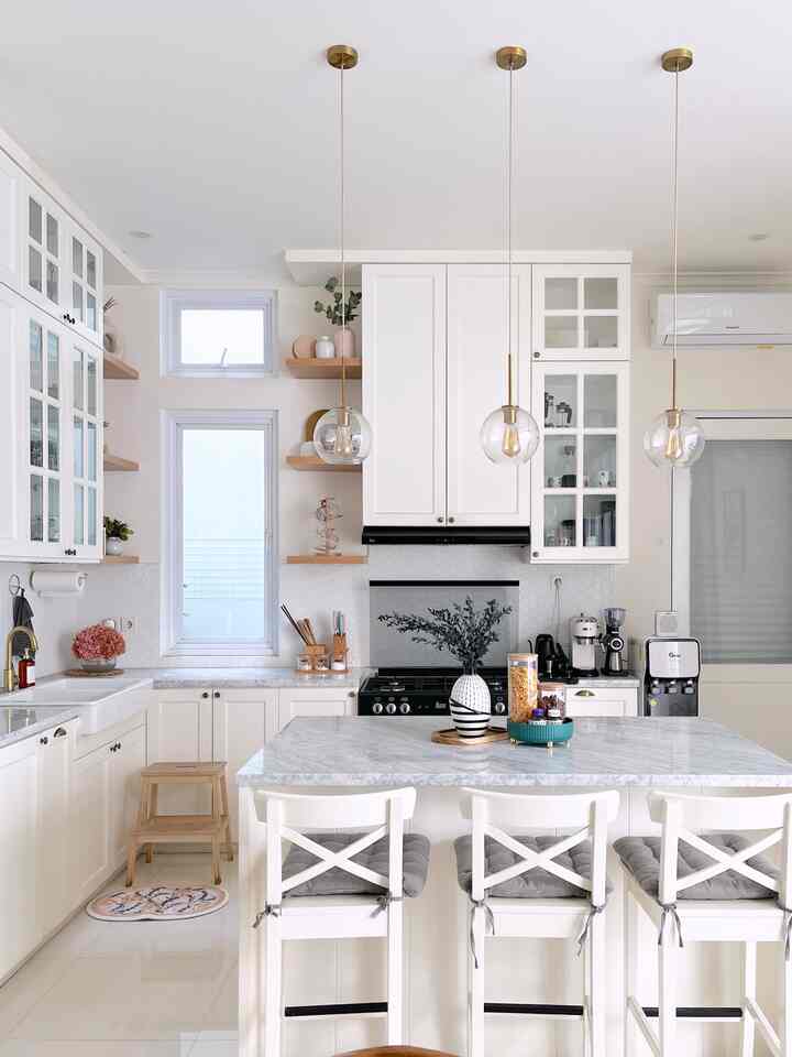 #liveslowly 

Slow sunday at our kitchen.
Di hari minggu pagi biasanya kami menyempatkan untuk berolahraga. Supaya bisa tidak skip sarapan di pagi hari, aku siapkan satu wadah yang berisi sereal ataupun bahan sarapan cepat lainnya, juga vitamin. Hal ini membantu supaya lebih praktis dan cepat. Wadah ini tidak hanya estetik, tapi juga bisa diputar loh, link pembeliannya udah aku sertakan di tag ya ✨🫶🏻

#americankitchen #minimalist #modernhouse #kitchenisland #whitekitchen