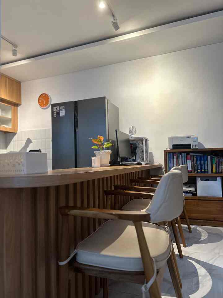 Dining room yang cukup untuk pasangan suami istri, dining room ini menyatu dengan ruang kerja suami dan library room
#DiningRoomDecor #DiningRoomIdeas #DiningRoomInspirastion #Japandikitchen #japandihouse