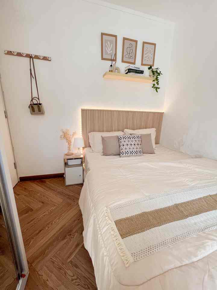 Japandi minimalist adalah style rumah ini,
Maka kamar ini kami dekor semirip mungkin dengan style itu.

Barang-barang dekorasi yang kami pilih mostly berwarna natural, useful, minimalist dan compact.
Melaluine-commerce, kami bisa bebas memilih produk yang sesuai dengan keinginan dan style rumah kami.
Tidak mahal, hanya ratusan ribu untuk mendekor kamar dengan look seperti ini. Affordable kan?

#decorativeitems #roomstyling #roomdecor #bedroomaesthetic #bedroomminimalist
