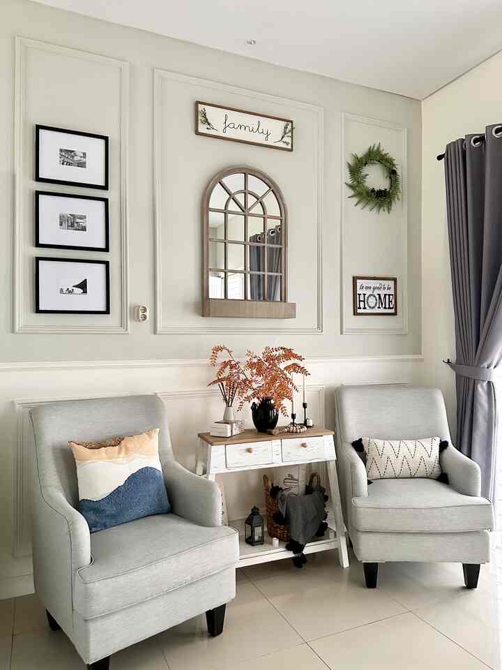 Area ini merupakan area hallway dan juga merupakan center of point saat pertama masuk rumah. Oleh karena itu ditempakan console table sebagai focal point untuk menaruh barang-barang dekorasi yang dapat mempercantik area, misalnya vas bunga, lilin dll. Tak lupa juga menaruh beberapa hiasan di dinding seperti cermin dekorasi dan frame foto. 
#smalldecorations #decorationsinspo #hiasanrumah #pernakpernikrumah #pernakpernikruangan #rumakoes #jakartabarat #rumahcluster #classicvintage 