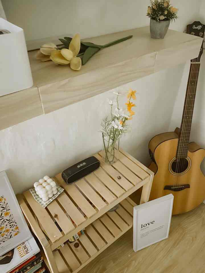 Sudut ini berada di dalam kamar utama kami. Terlihat berantakan tetapi ini salah satu pojok kesukaanku. Buku buku favorite ku pun tersusun rapih disini. Juga saat kami ingin menghabiskan waktu setelah anak tertidur, kami menyalakan tv yg berada disini sambil menonton film kesukaan kami. 

#pojokcantik #corner #moviecorner #readingcorner #bedroom #desainkamar #kamarminimalis #kamartidur #rakbuku #dekorasicantik