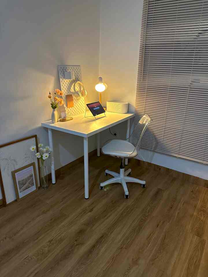 Good night everyone, selamat menyambut weekend 🫶🏻

Aku suka banget lampu yang warnanya bisa diganti-ganti kaya lampu belajar ini. Jadi kalo lagi belajar atau kerja nyalain cool light, nah kalo lagi santai gini tinggal switch ke warm light yang bikin suasana jadi syahdu🥰 tinggal nyalain playlist favorite dehhh💕

#nightvibes #desksetup #ikea #cozyvibes #homedecor #warmlight #mejabelajar 