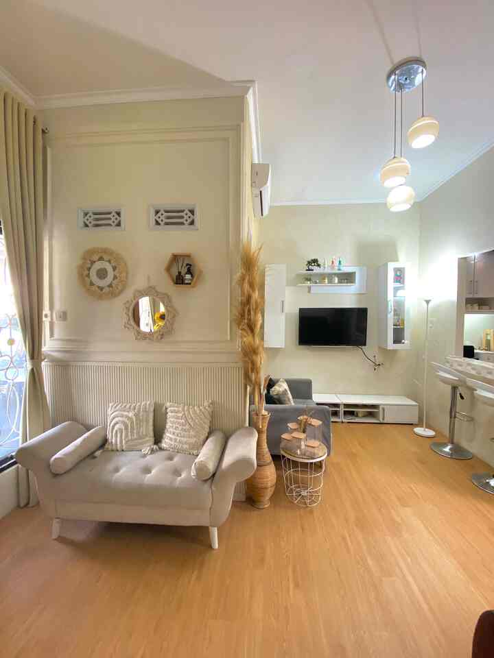 Ruang tamu dalam berbagai sudut 🤗 Luas ruang tamu ini awalnya 4x4 dipotong 2x1,5 meter untuk garasi. Dan sekarang beginilah final look ruang tamu ini 🤗
Penambahan unsur kayu pada lantai dan warna dominan beige membuat ruang tamu ini terkesan homey 🤗

#RuangTamuAeshetic #RuangTamuCantik #MakeoverRuangTamu #rustic #beige #japandi #Bekasi #ruangtamumungil 