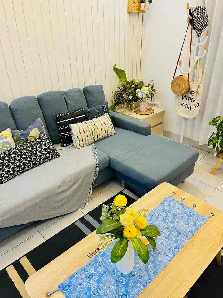 Redecorate Living Room✨

Cara ampuh untuk memberikan suasana baru ruangan adalah dengan rolling dan mengganti item dekorasi. Mulai dengan mengganti cushion, menambahkan tanaman dan  decorative accessories. Memadukan warna terang dan gelap tampilan menjadi lebih dinamis dan seimbang. Ini cara kami merubah suasana ruangan favorit kami menjadi lebih estetik dan cozy.

#liveslowly #livingroomideas #aestheticlivingroom #inspirasiruangtamu #dekorasiruangtamu #depok #rumahtanpaarsitek #lowbudgetdekorasi